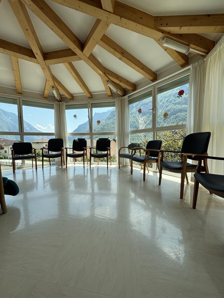 Sala luminosa con vetrata panoramica