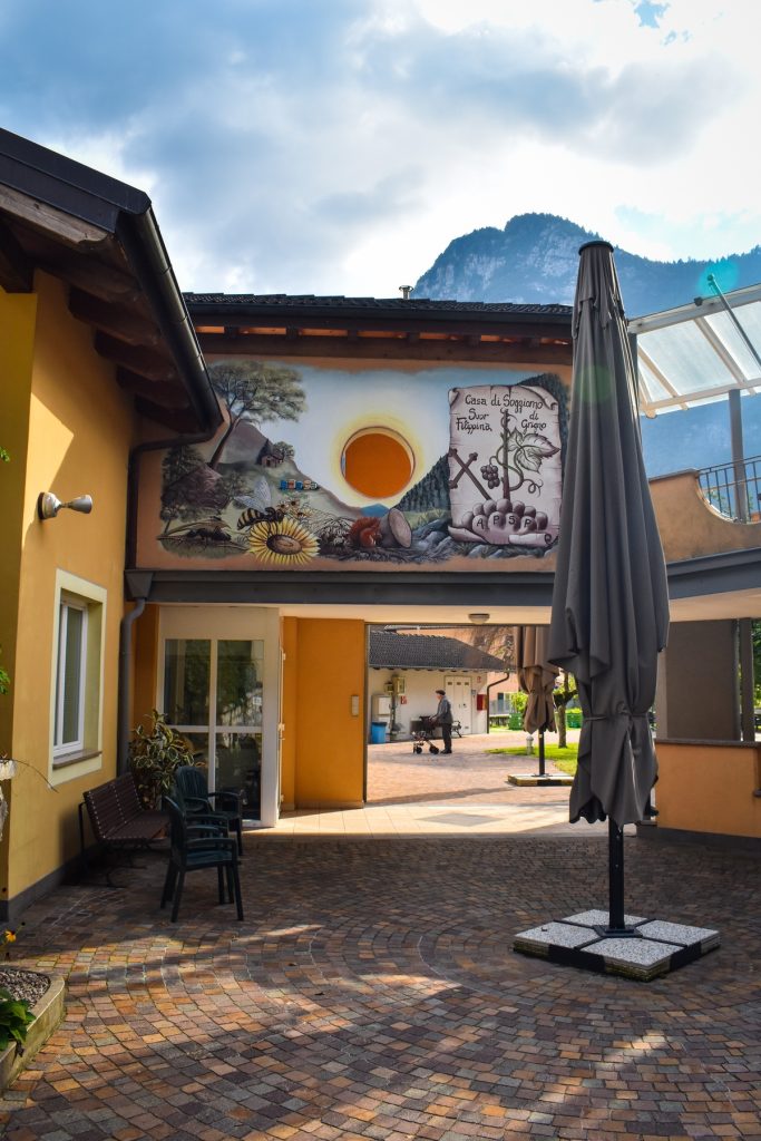 Cortile con murales e passaggio coperto