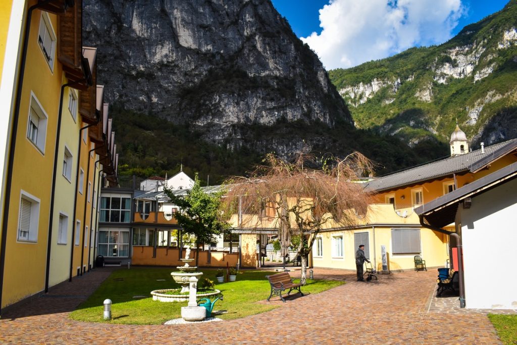 Cortile con fontana e panorama montano